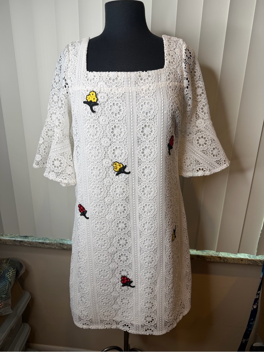 Puella White Crochet Lace Shift Dress with Floral Appliqués Size Small